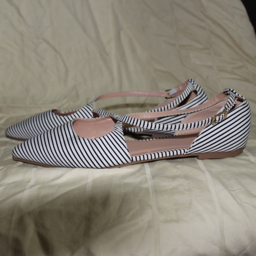 Woman's Flats Sz 7 1/2 Pointed toe, strapped, sandals - Picture 6 of 10